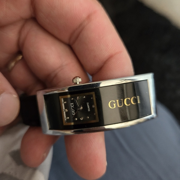 Gucci quartz silver and black watch. - Picture 3 of 11